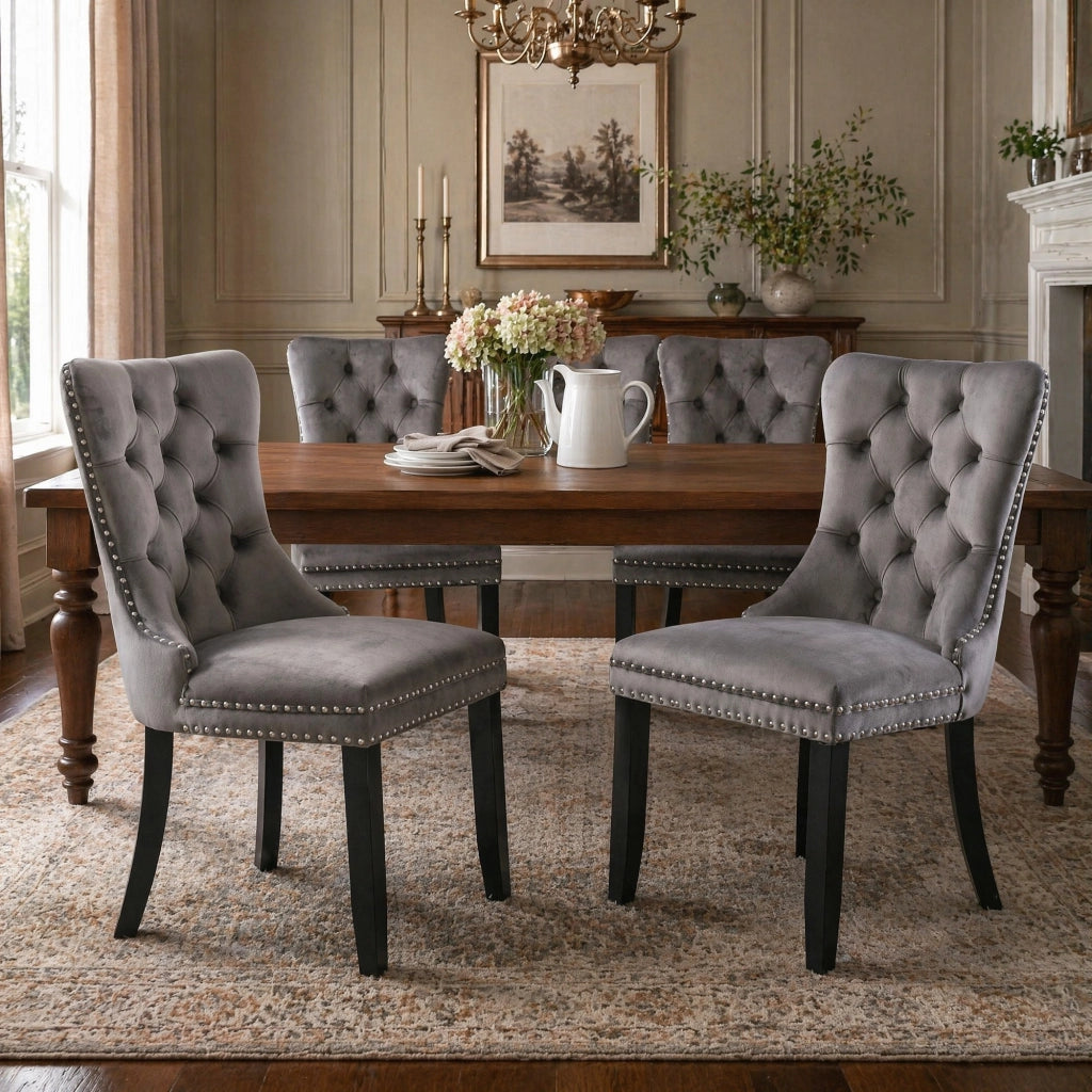 Set di sedie da pranzo con schienale alto; gambe regolabili in legno e rivestimento in velluto grigio