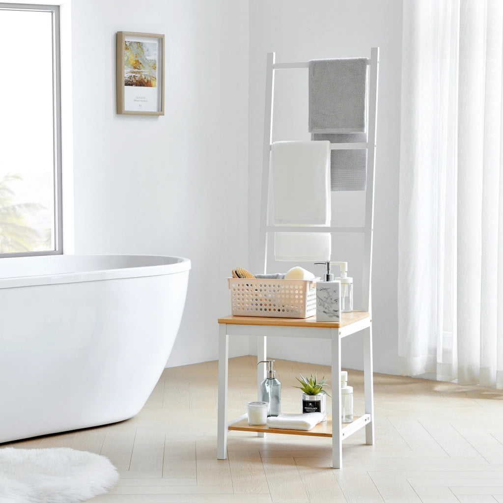 Servomuto 'Juuka' con Seduta - Portasciugamano con Ripiani - Bambù - Bianco/Effetto Legno [en.casa]