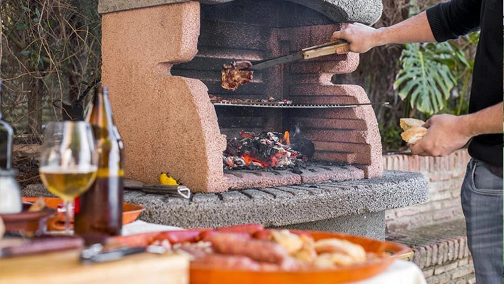 Griglia per Barbecue in Acciaio Cromato, 67x40 cm, Manici Richiudibili, Regolabile per Barbecue a Muratura e Portatili