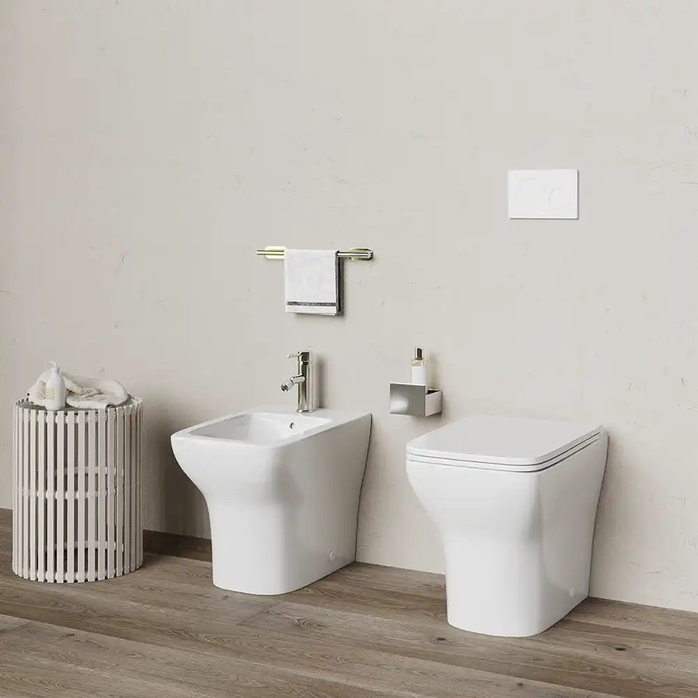Coppia di sanitari filomuro rimless in ceramica bianca: vaso bidet e copriwc soft-close | Havana