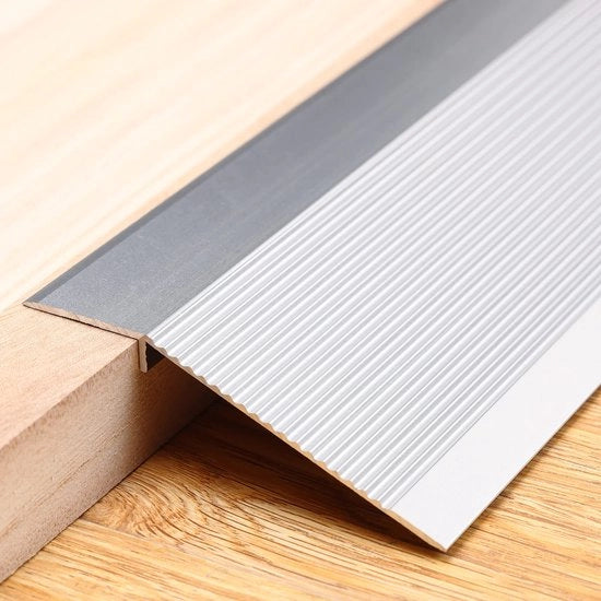 Trasformante di altezza in alluminio per pavimento, riduce la quota di accesso, adatto per soglie di ingresso, ombrai e pavimenti in lastre, copre altezze da 8 a 40 mm (0,9 m x 100 mm, finitura argentata)