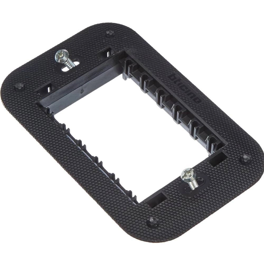Bticino living now supporto con valva di protezione per placche modulari *** numero posti 3 moduli, confezione 1