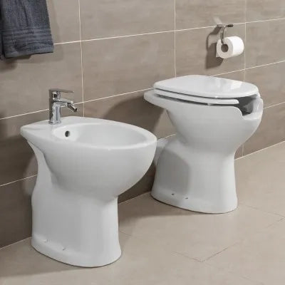 Wc per anziani e disabili con apertura frontale e scarico a parete