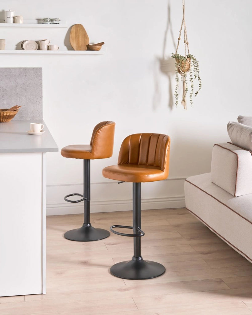 Set di 2 sgabelli girevoli regolabili in altezza con poggiapiedi rivestiti in ecopelle marrone dorato stile retrò