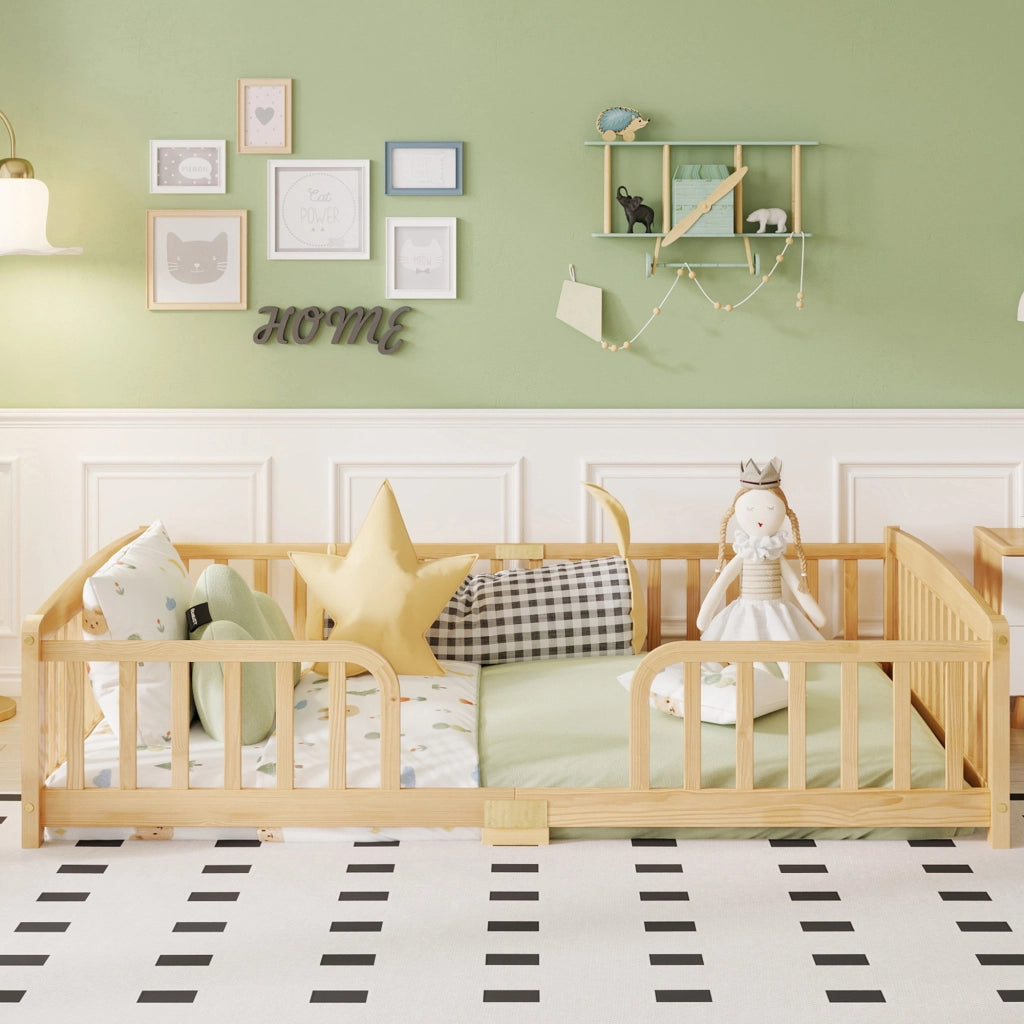 Letto a pavimento 140 × 200 cm con sponde di protezione e ingresso centrale in legno di pino naturale per bambini