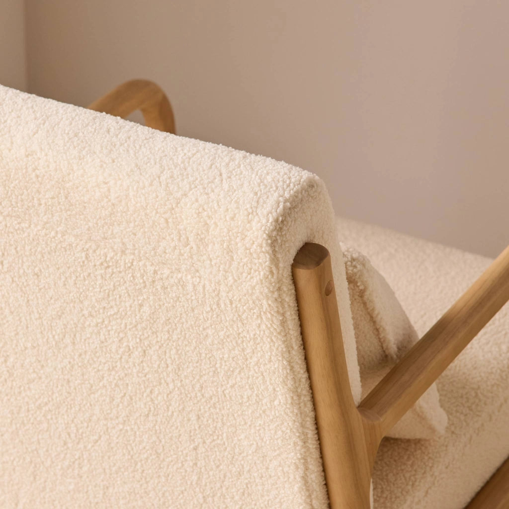 Poltrona scandinava in legno e tessuto bouclé, crema