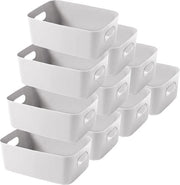 Decine di contenitori di plastica per archiviazione con maniglie, box organizzatrice per la cucina, contenitori di plastica per la stanza da bagno.