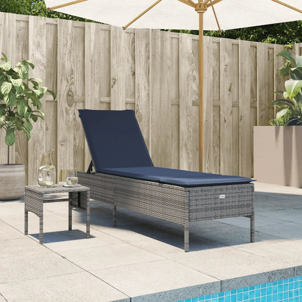 Lettino prendisole con Tavolino e Cuscino in Polyrattan Grigio 4002734