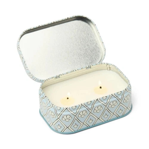 Candela Cherie in latta stampata da 127 g (4,5 oz) - Blu e bianco - Lavanda e timo