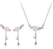 Orecchini e Collana a Fiore di Ciliegio con Pendenti Eleganti in Metallo.
