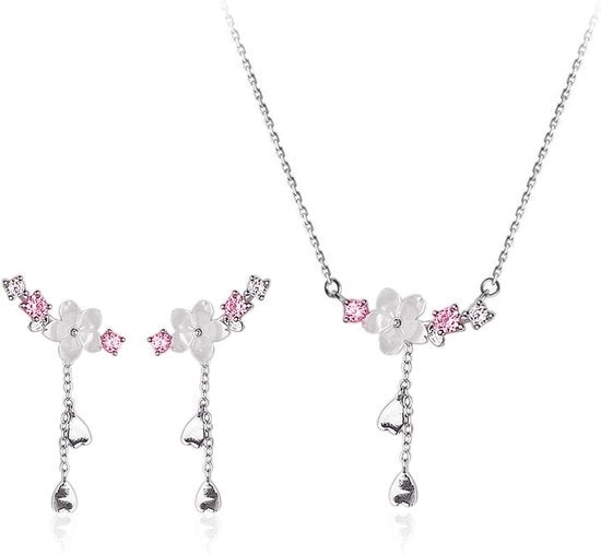 Orecchini e Collana a Fiore di Ciliegio con Pendenti Eleganti in Metallo.