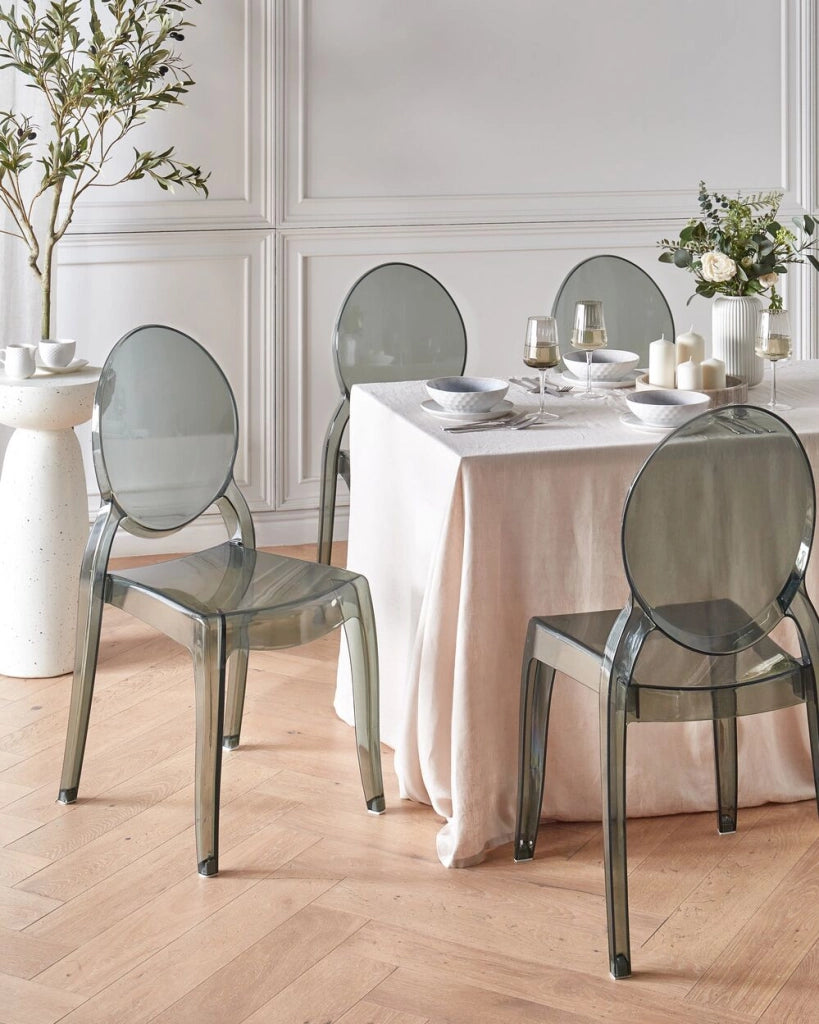 Set di 4 sedie da pranzo nere trasparenti in materiale sintetico con schienale solido senza braccioli impilabili dal design moderno vintage