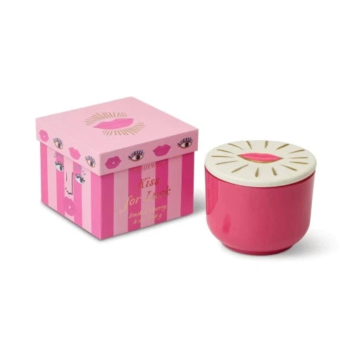 Candela Charmed da 226 g (8 oz) in vetro rosa con coperchio a forma di labbra - Ciliegia affumicata