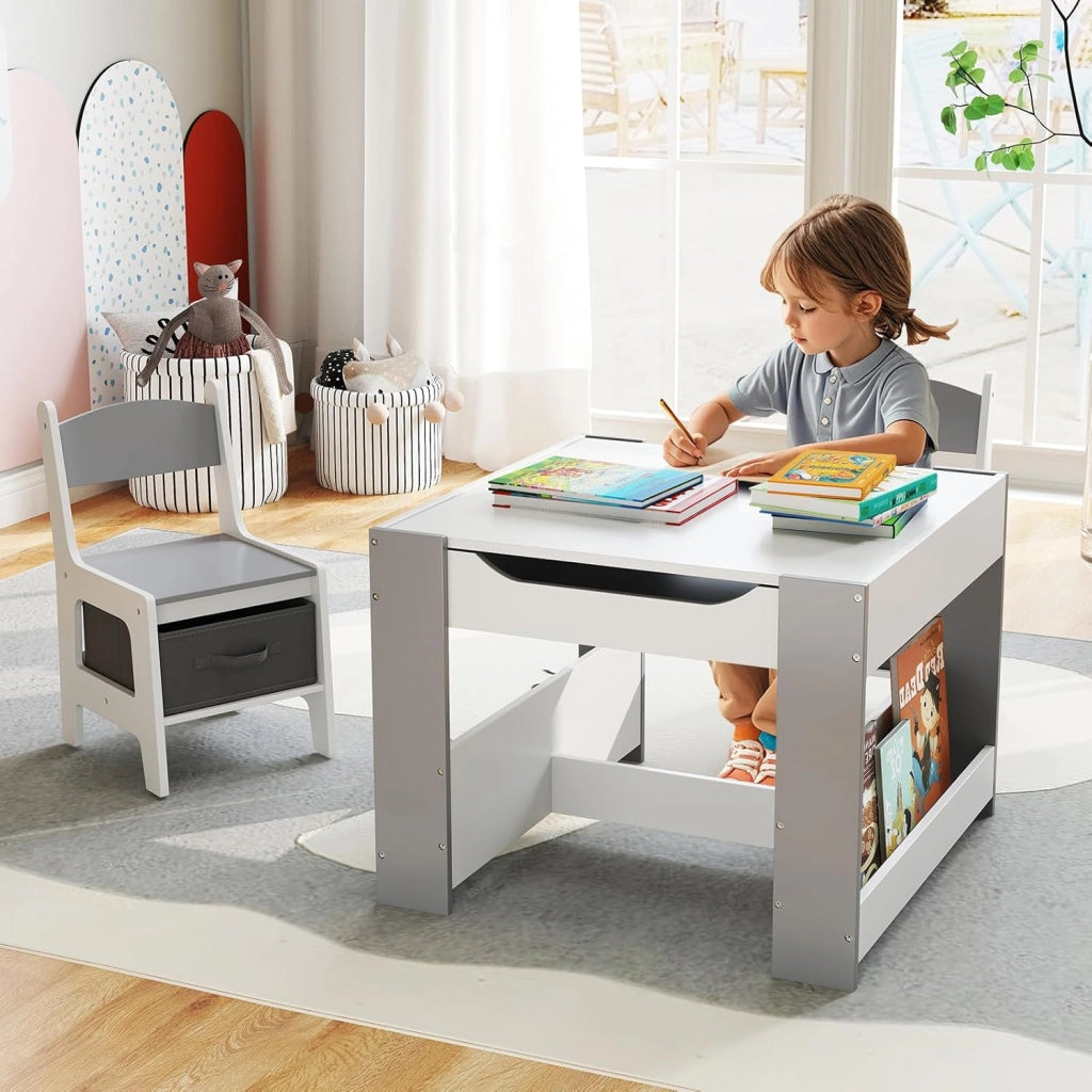 Set Tavolino Bambini con 2 Sedie per 3+ Anni, Tavolo e Sedie 4 in 1 con Lavagna Rimovibile, Librerie e Scatola in Tessuto, Mobile Salvaspazio per Scuola, Asilo e Cameretta (Bianco e Grigio)
