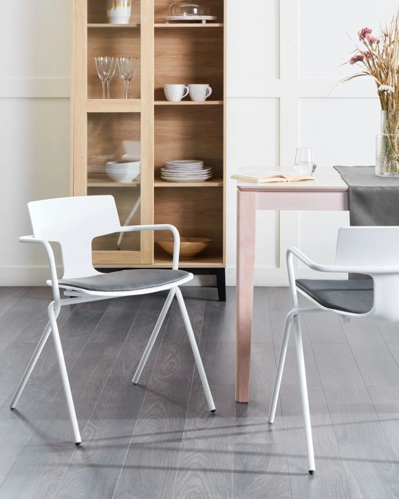 Set di 2 sedie da pranzo in plastica nera con cuscino nero stile moderno