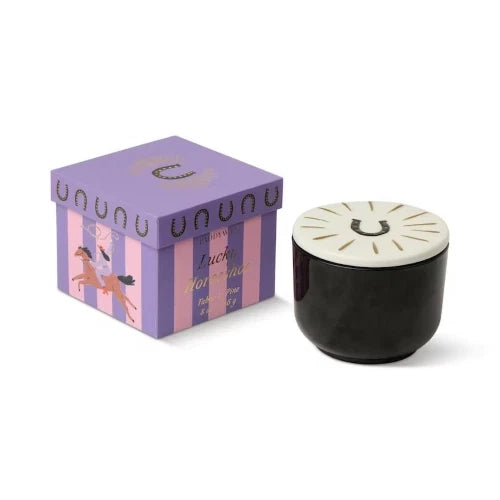 Candela Charmed da 226 g (8 oz) in vetro nero con coperchio a ferro di cavallo - Tabacco e Pino