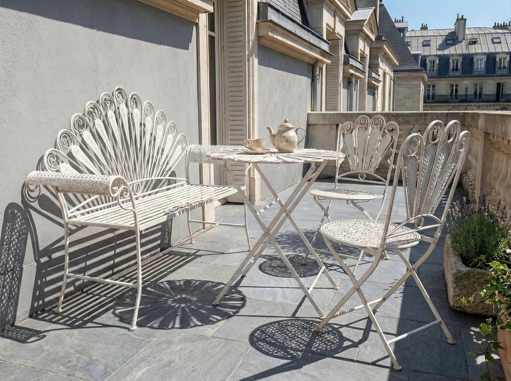 Set da giardino per bistrot Tavolo, panca e sedie in metallo verniciato a polvere bianco sporco Motivo pavone Effetto invecchiato