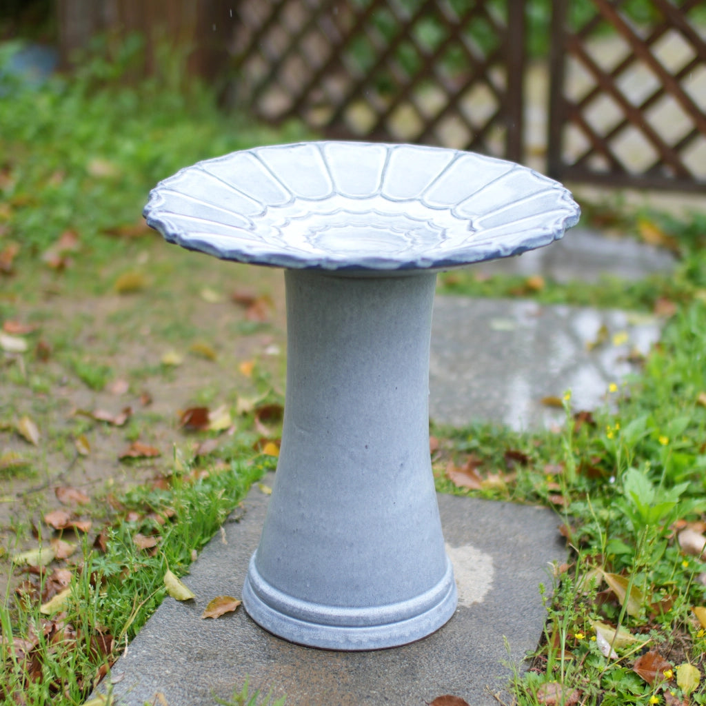 Bagno per uccelli in ceramica blu grigio lucido con ciotola floreale Ø 43 cm e piedistallo alto 45 cm per giardino