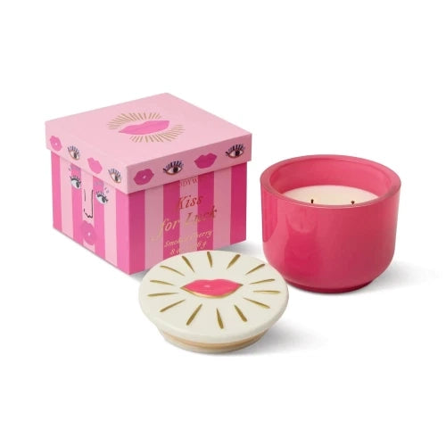 Candela Charmed da 226 g (8 oz) in vetro rosa con coperchio a forma di labbra - Ciliegia affumicata