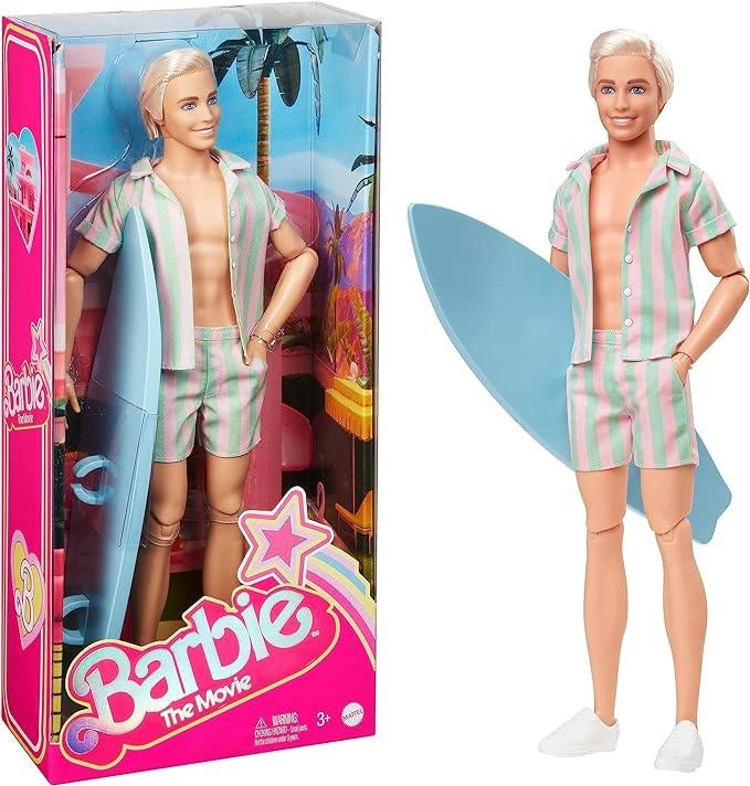 Bambola,Barbie The Movie - Ken, Bambola del film Collezione con Completo da Spiaggia a Righe Rosa e Verde Pastello, tavo