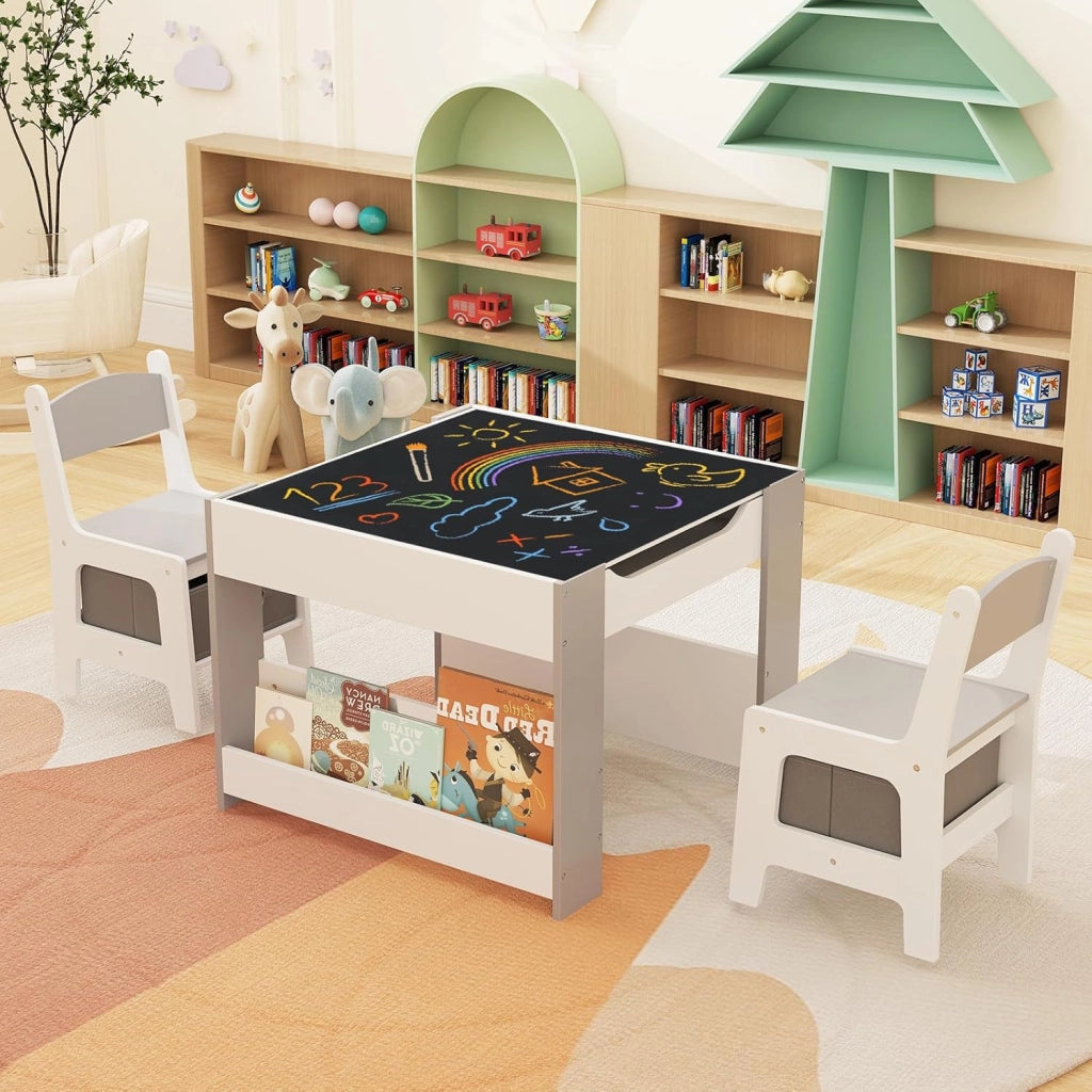 Set Tavolino Bambini con 2 Sedie per 3+ Anni, Tavolo e Sedie 4 in 1 con Lavagna Rimovibile, Librerie e Scatola in Tessuto, Mobile Salvaspazio per Scuola, Asilo e Cameretta (Bianco e Grigio)