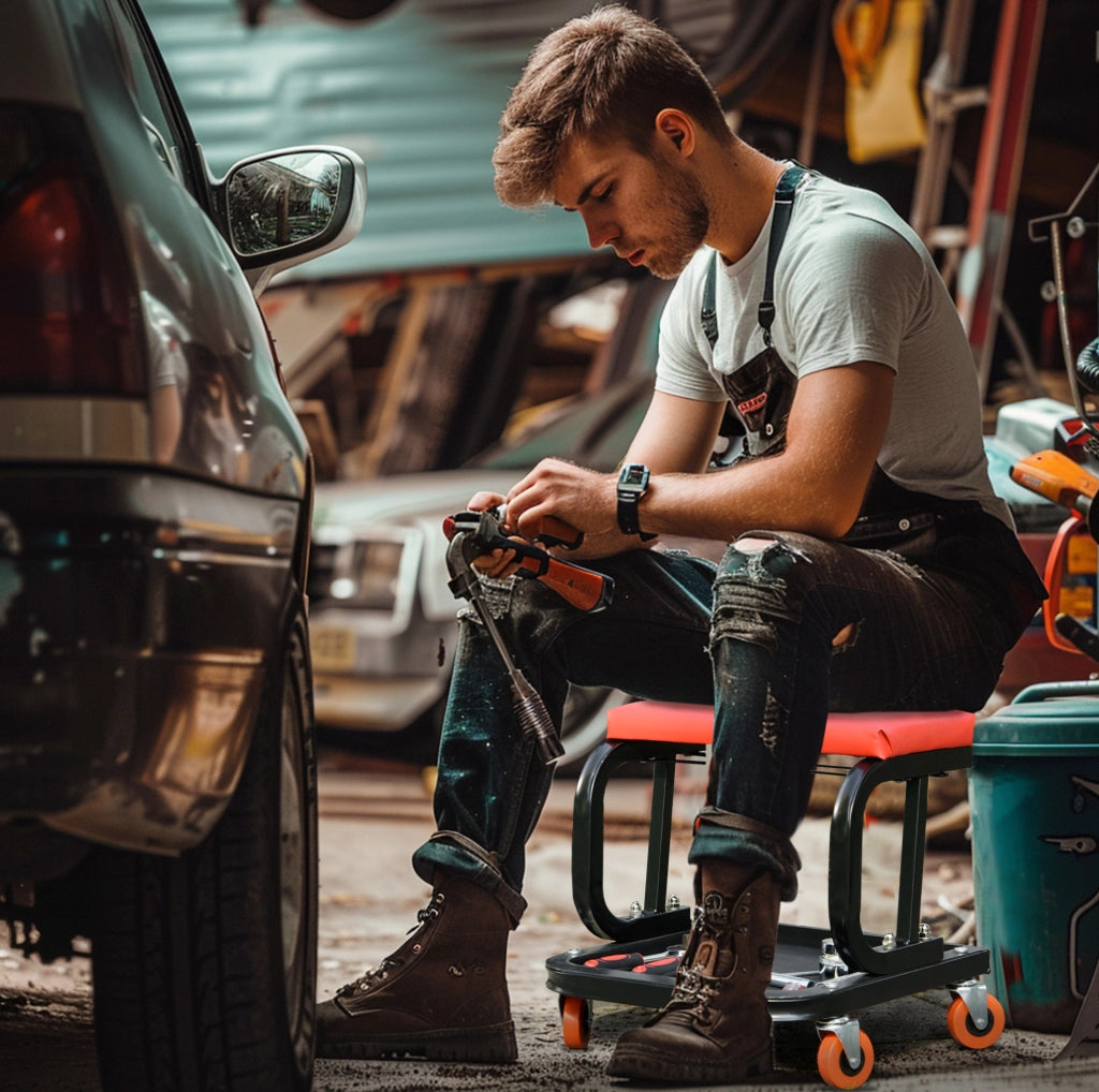 Sgabello da officina ULEVR con ruote e vano portautensili, seduta imbottita in similpelle rossa, 38x35x37 cm