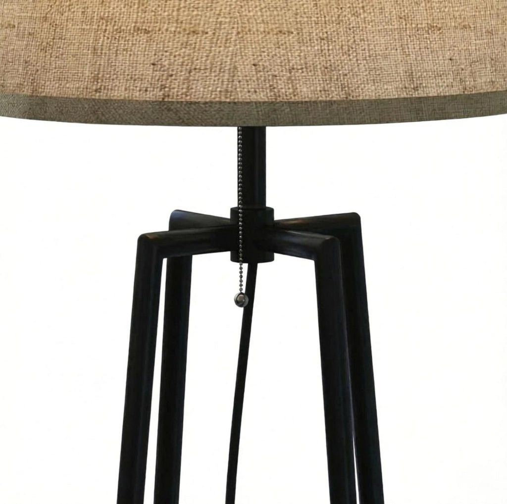 Lampada da terra moderna con doppio ripiano e struttura a tre gambe, lampada da soggiorno in metallo e MDF, paralume beige, senza lampadina