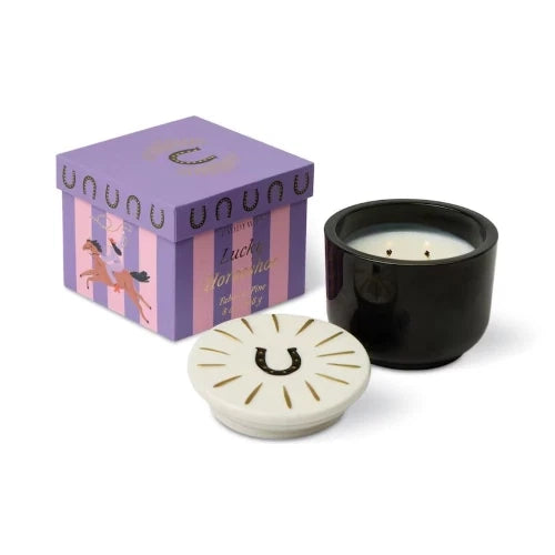 Candela Charmed da 226 g (8 oz) in vetro nero con coperchio a ferro di cavallo - Tabacco e Pino
