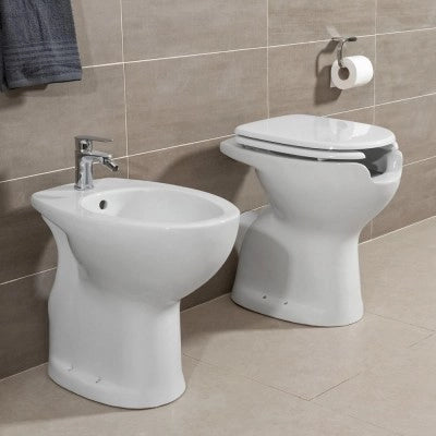 Wc per anziani e disabili con apertura frontale e scarico a parete