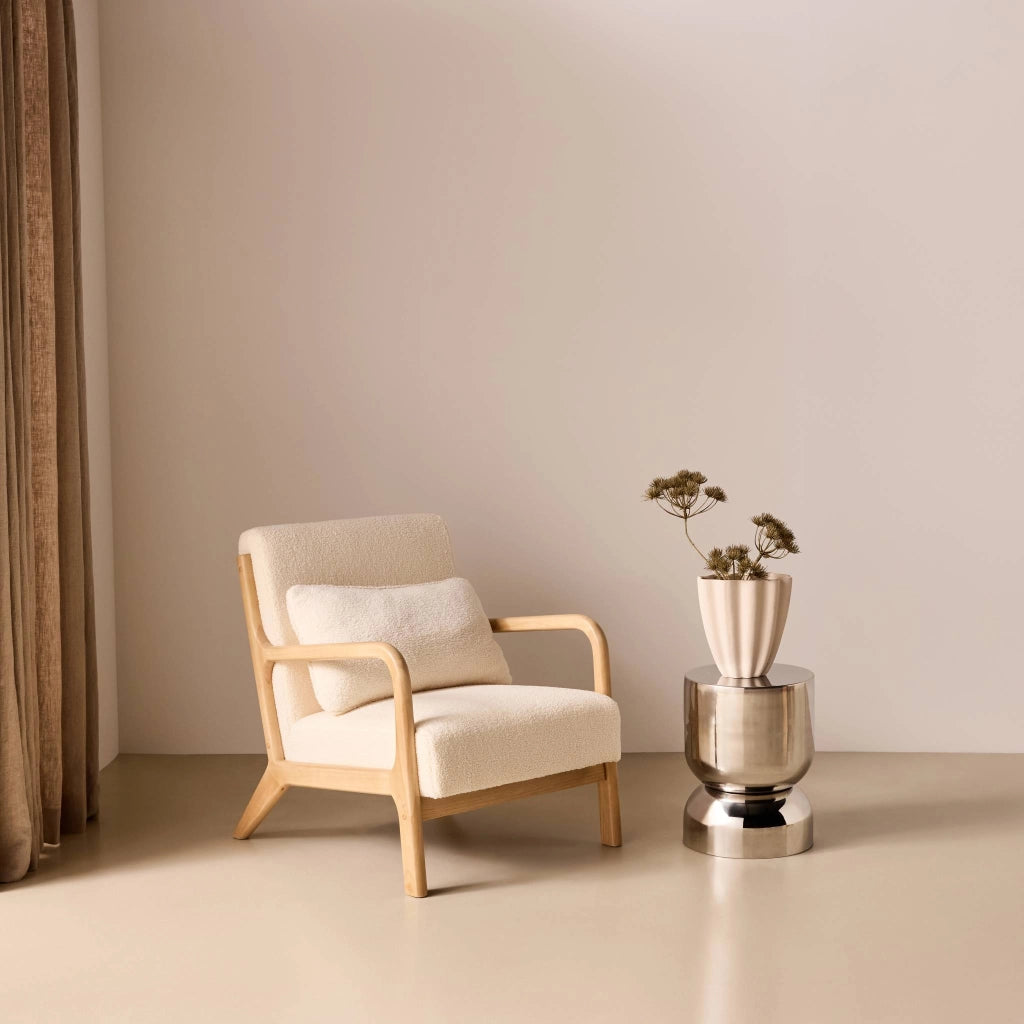 Poltrona scandinava in legno e tessuto bouclé, crema