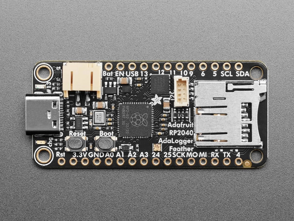 Feather RP2040 Adalogger, con 8 MB di memoria flash, slot per scheda microSD e connettore Stemma QT