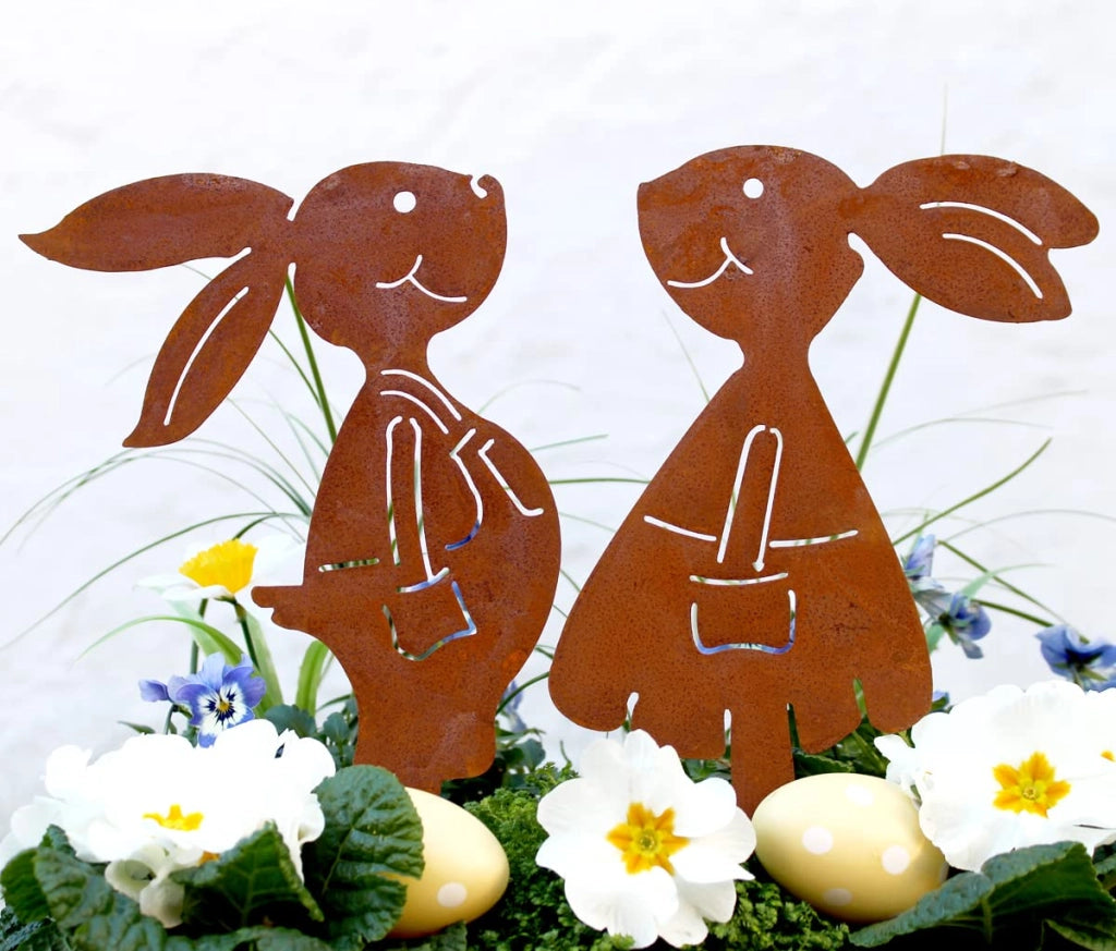 Set da 2 decorazioni per giardino a forma di coppia di conigli, alte 34 cm, in metallo con effetto ruggine, color marrone anticato