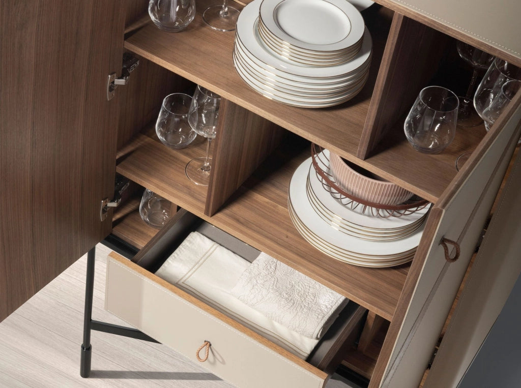 Credenza alta in similpelle, noce e acciaio nero