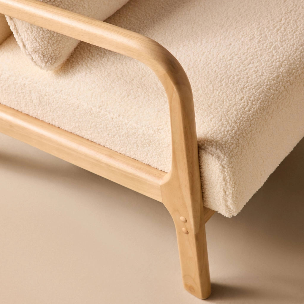 Poltrona scandinava in legno e tessuto bouclé, crema