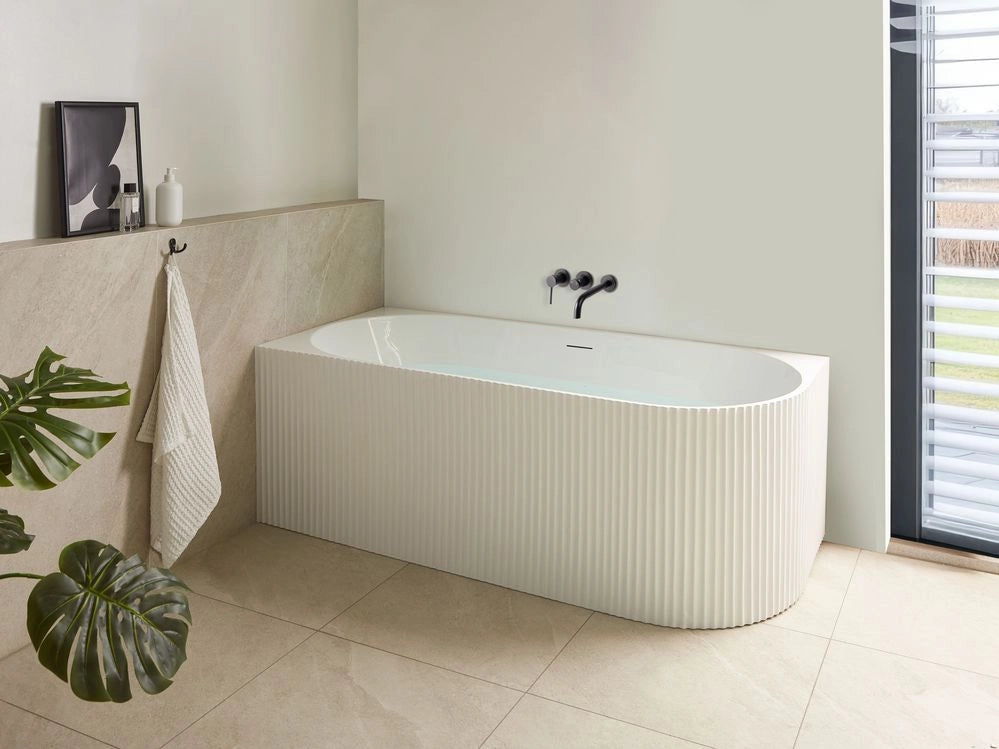 Vasca da bagno angolare destra in acrilico bianco opaco 170 x 80 cm Finitura scanalata Bagno in stile moderno