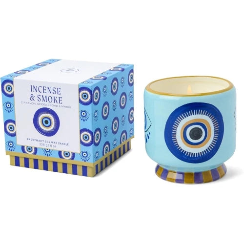 Candela in ceramica Adopo da 226 g (8 oz) con effetto incenso e fumo, confezionata in scatola.