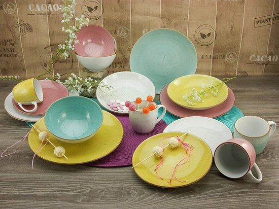 Set di piatti e bicchieri in materiale ecocompatibile