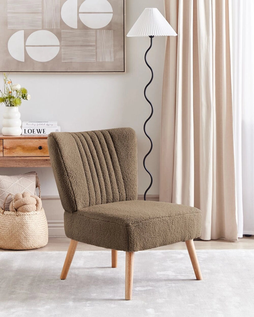 Poltrona imbottita in tessuto beige  senza braccioli a ciuffi verticali gambe in legno con trapuntatura