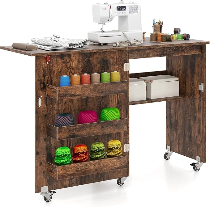 Tavolo da Cucito Pieghevole, Mobile per Macchina da Cucire con Ripiano Portaoggetti, 3 Scomparti Nascosti e Ruote Bloccabili, Mobile Multiuso per Piccoli Spazi (Marrone, 118,5 x 40 x 79,5 cm)