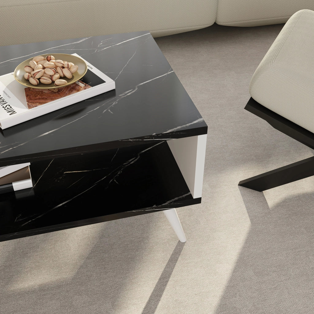 Tavolino Basso da Divano 'Lycksele' con Scomparto Semiaperto e 4 Piedini - Effetto Marmo Nero / Bianco [en.casa]