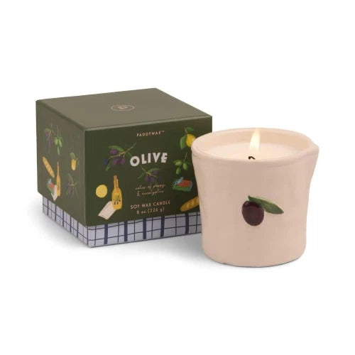 Candela in ceramica Bistro da 226 g (8 oz) con decorazione a rilievo a forma di oliva - Fico e oliva, confezionata in scatola.