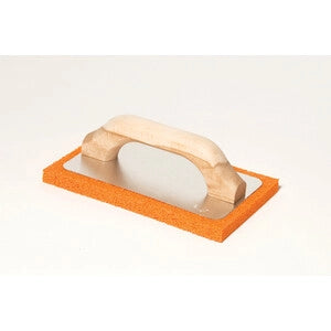 FRATTONE SPUGNA ARANCIO C/MANICO LEGNO 140X215 MM- COMITEL- 1,0 pz