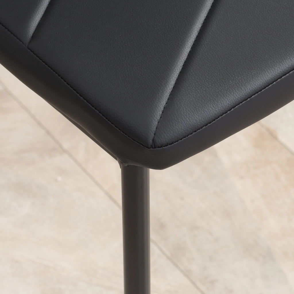 Set Tavolo da Pranzo con Piano in Vetro e 4 Sedie Imbottite in Finta Pelle Nero