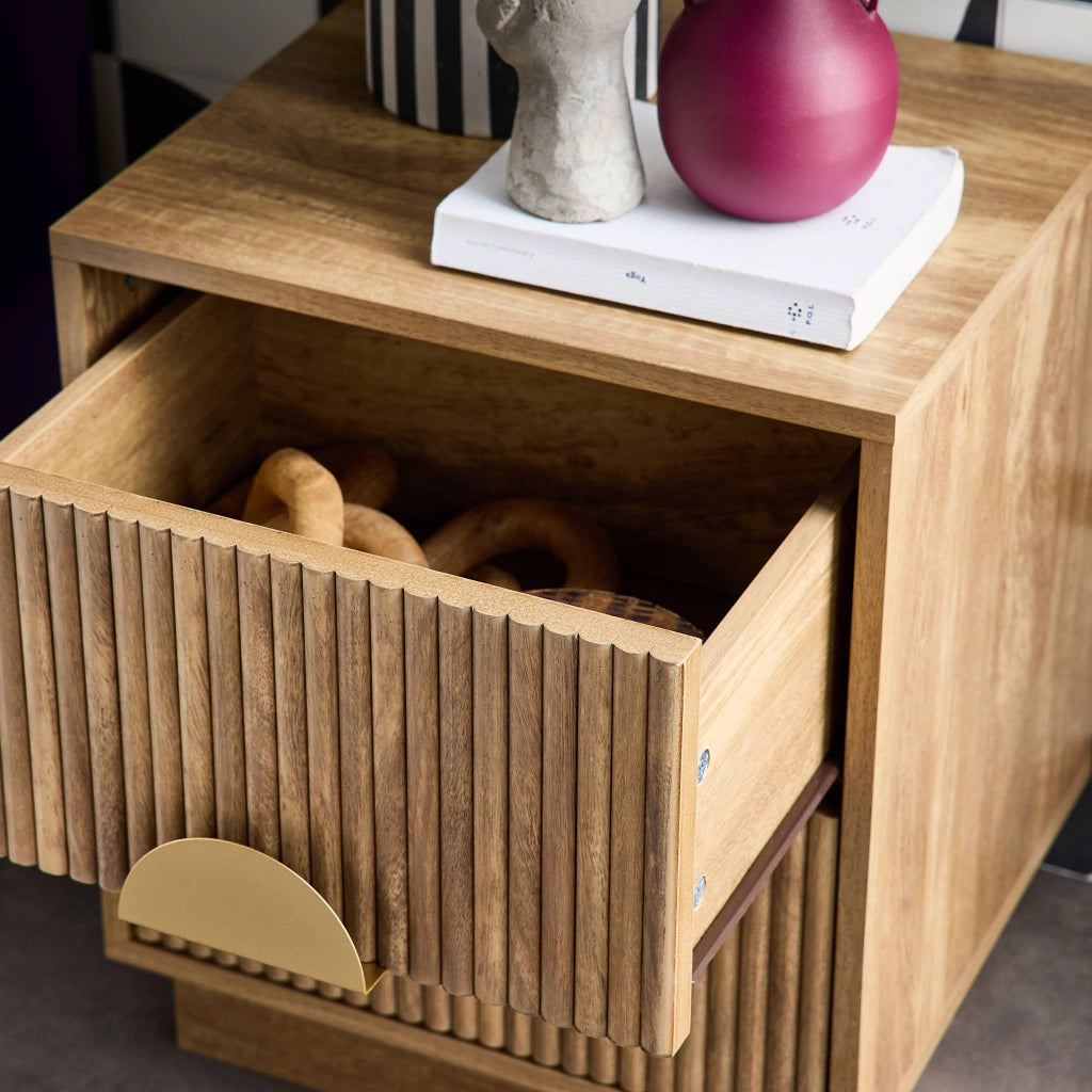 Comodino effetto legno di mango scanalato a 2 cassetti, celian