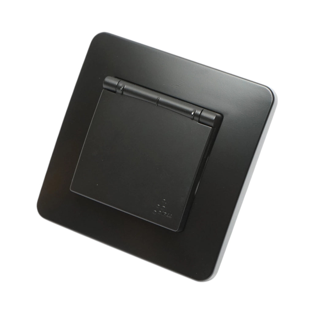 Presa schuko da incasso nera 220V, 16A, PC con coperchio protettivo IP44 80x80mm